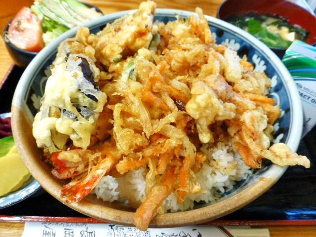 洗面器のような丼を埋め尽くす天ぷらたち!