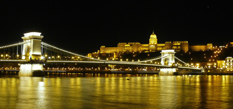 1920px-Budapest_Buda_Castle_by_night wiki