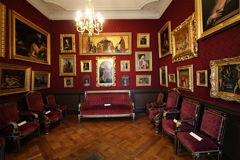 1200px-Chateau_de_Chantilly_FRA_010