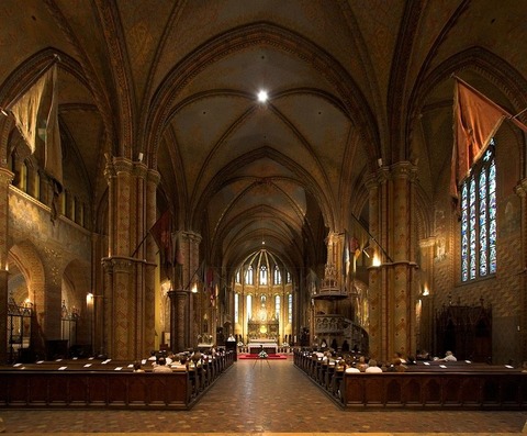 1024px-A_Mátyás-templom_belső_tere wiki