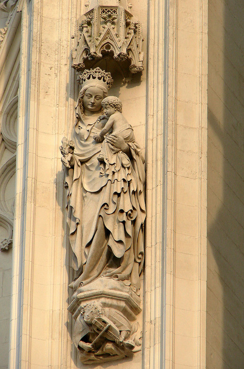 800px-Vierge_Cathédrale_d'Amiens_090608