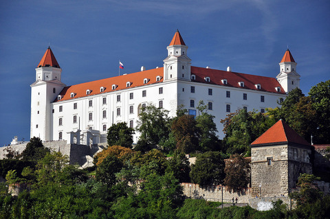 1280px-Bratislava,_Hrad,_Slovensko wiki