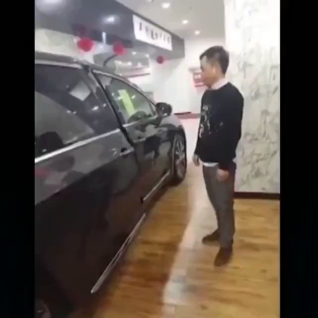 【実演販売】中国車「安全装置が働くので挟まりません」人を挟む...動画が話題に