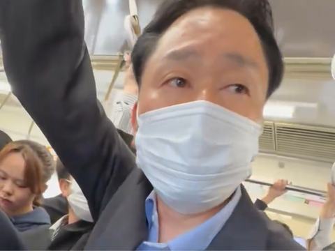 【電車内】氷河期おじさん、無礼な若者前に怒りに震える”プルプル”