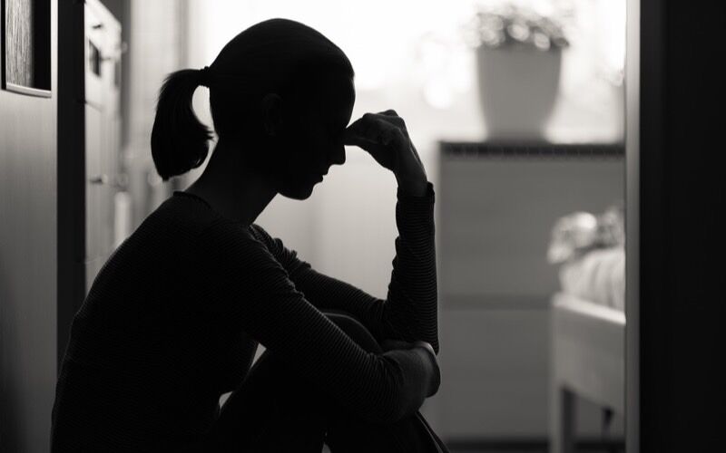 【不届き】動画：檻ごしに女性の胸を揉み…局部を触る…えろだぬき