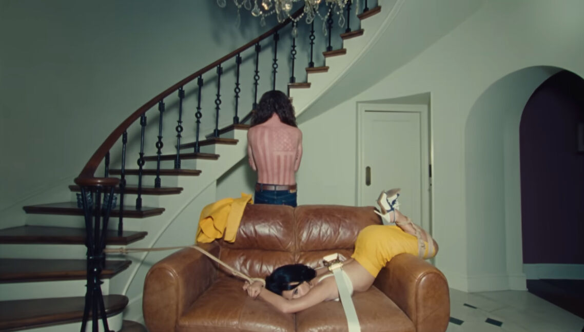 【物議】米女性シンガーの新作MVが炎上！YouTubeで露骨な性交シーンを挿入【Googleの忖度】