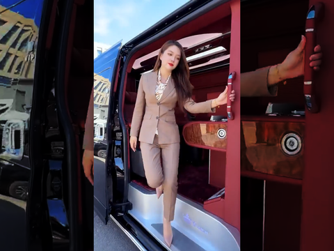 【高級車】中国のハイエーススゲェ！車内に巨大モニターやトイレ付　