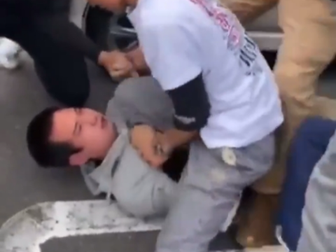 【事故動画】チー牛、車で大暴走！次々人を轢くも...陽キャに捕まってしまう