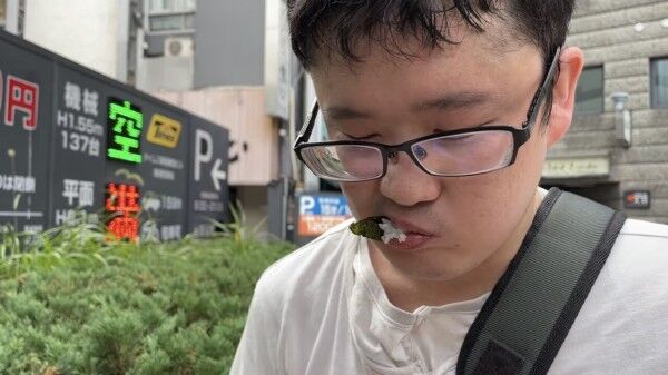 【悲報】「地球に来て3日目の宇宙人？」syamuさん、41歳にしてお箸がうまく使えない