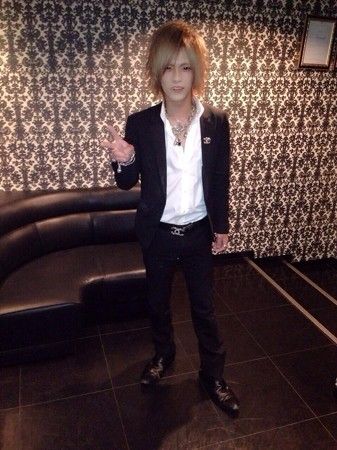 ブログバトンスーツ編 ここestからの登場は 水無月 遥人クンda イケメンホストのいけないブログ日記