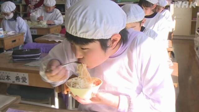 昭和40年代の学校給食メニュー ソフト麺 を再現 当時のようにミートソースをつけ子どもたちが味わう 徒然雑記帳