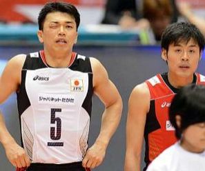 男子バレー 練習中に中国の選手のスパイクが 宇佐美 大輔選手 33 の右目に直撃 ゲームでひといき