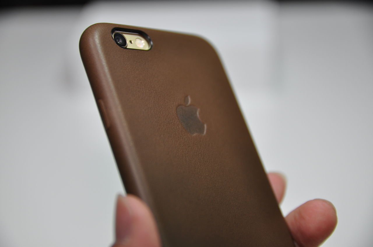 Apple純正の Iphone 6 用レザーケース画像レビュー 手触り良しカメラの突起も保護 特報ガジェq
