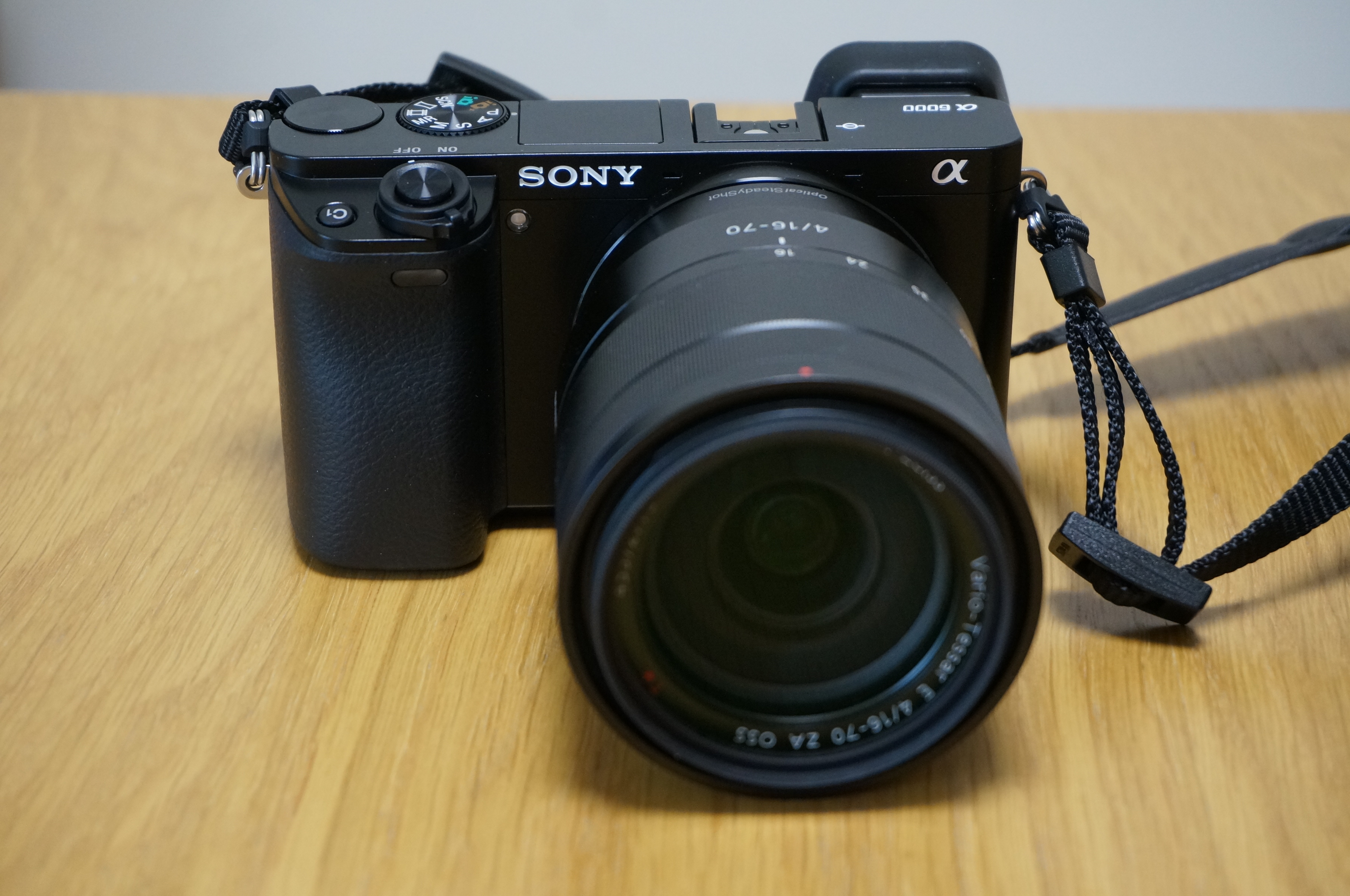 お得セット】SONY α6000 + Zeiss 16-70mm F4 OSS Sony Carl Zeiss Vario-Tessar T* E 16-70mm F4 ZA OSS - Wikipedia