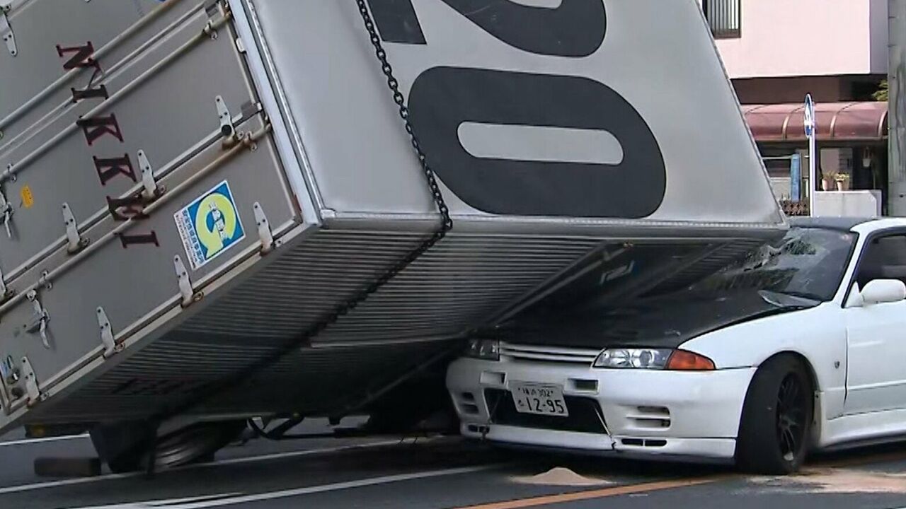 【悲報】トラックが横転　R32スカイラインが下敷きに