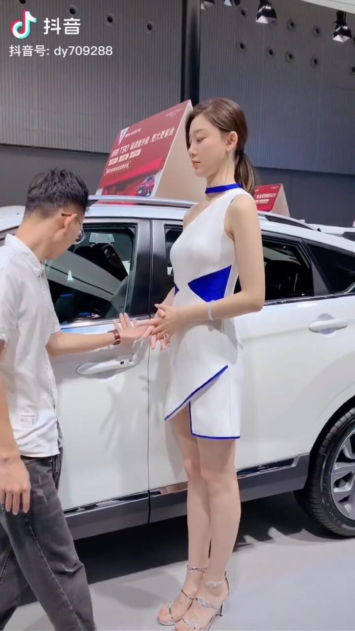 画像 中国のモーターショー コンパニオンがこちら お客様何をなさいます ファンサマリィ