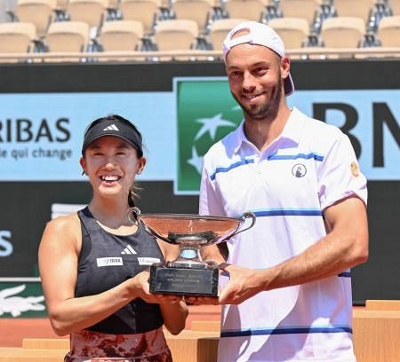 全仏テニス 失格騒動の加藤未唯、混合複で優勝の快挙！  観客から万雷の拍手　スピーチで涙ぐむ「いろいろなことがありました」