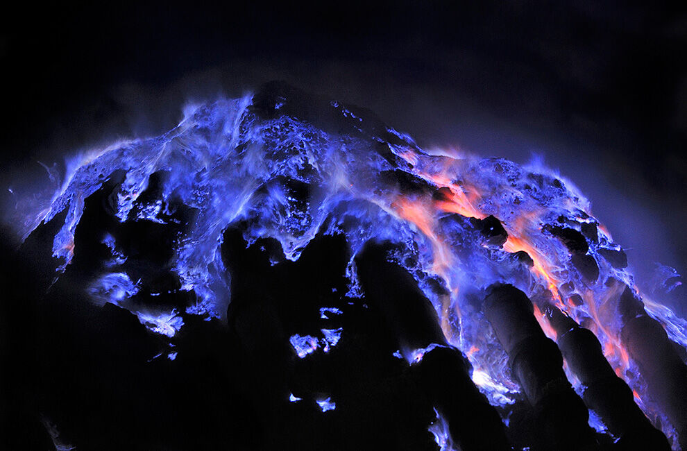 【悲報】火山の炎を撮影しようとした女性、足を滑らせ火口に落ちて死亡　ジャワ島の観光名所