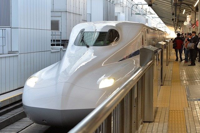 「スマホ落としたと思い込み」僧侶が線路降り、新幹線止める　静岡
