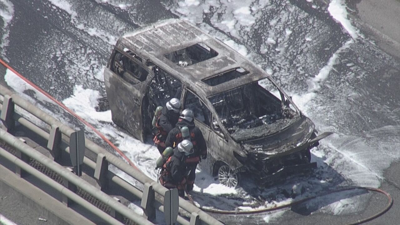 魔の「Ωカーブ」名阪国道で4台が絡む事故…うち1台から出火
