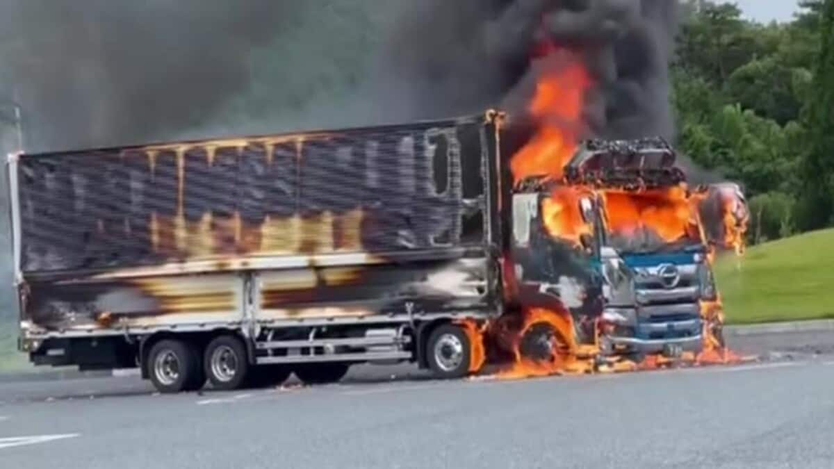 大佐、トラックが炎上！　中国自動車道上りサービスエリア（動画あり）