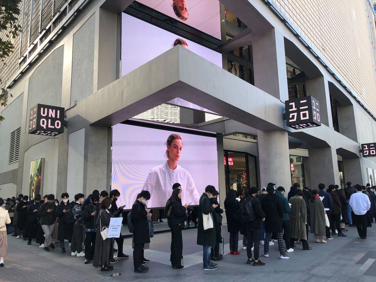 名古屋の民度が中国並みにｗ ユニクロ 客が暴徒化 ガラス割る 追い剥ぎする の地獄絵図に ファンサマリィ