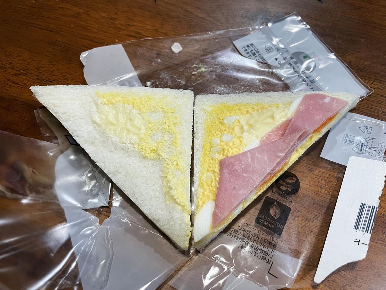 衝撃 コンビニのサンドイッチ 酷いのはセンブイレブンだけではなかった 食べる前に確認するのが癖にｗ ファンサマリィ