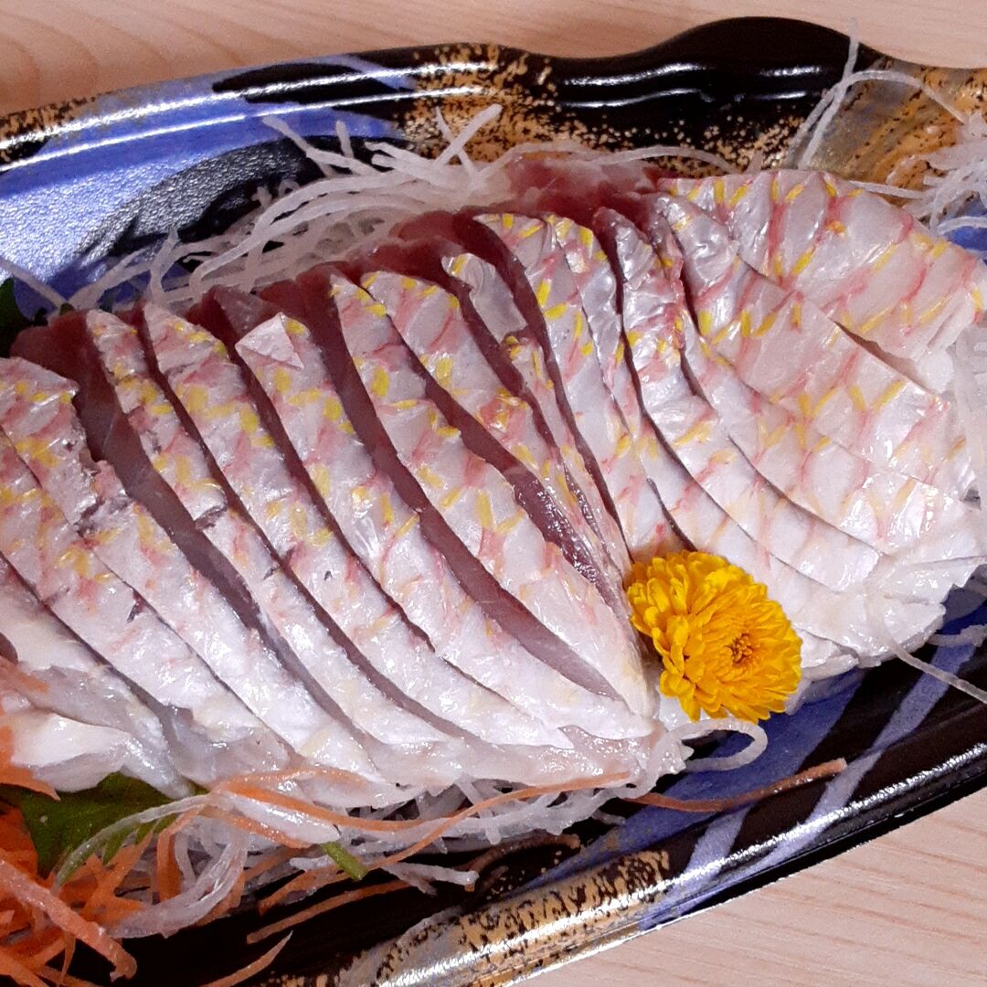 写真がくどくてごめんなさい 赤と黄色の菊の花びらを散らしたような いとより鯛 の美しさに感動 晩酌 49歳 全財産8万円からの再出発ブログ