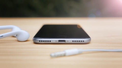 161113headphonejack-w960