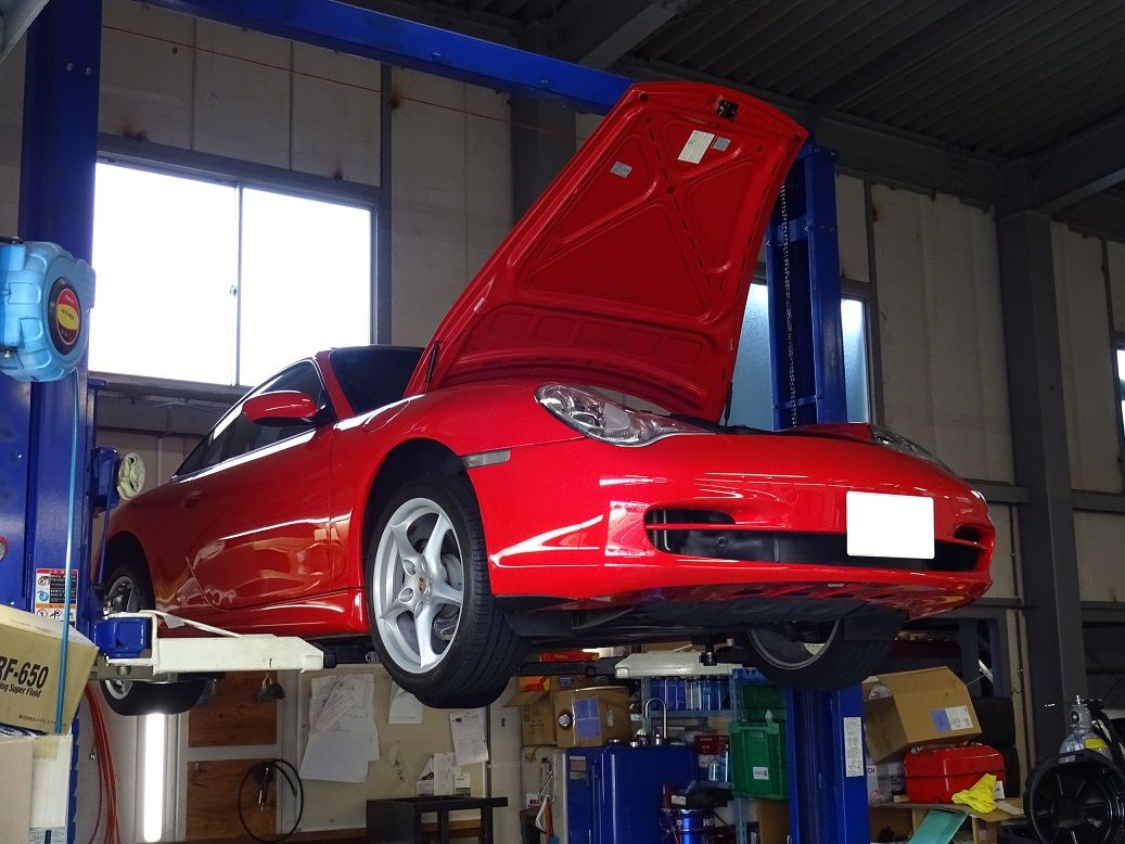 赤い996カレラ 6mt の下回り ポルシェ中古車販売 Garage J 赤い996カレラ 6mt の下回り ポルシェ中古車販売 Garage J
