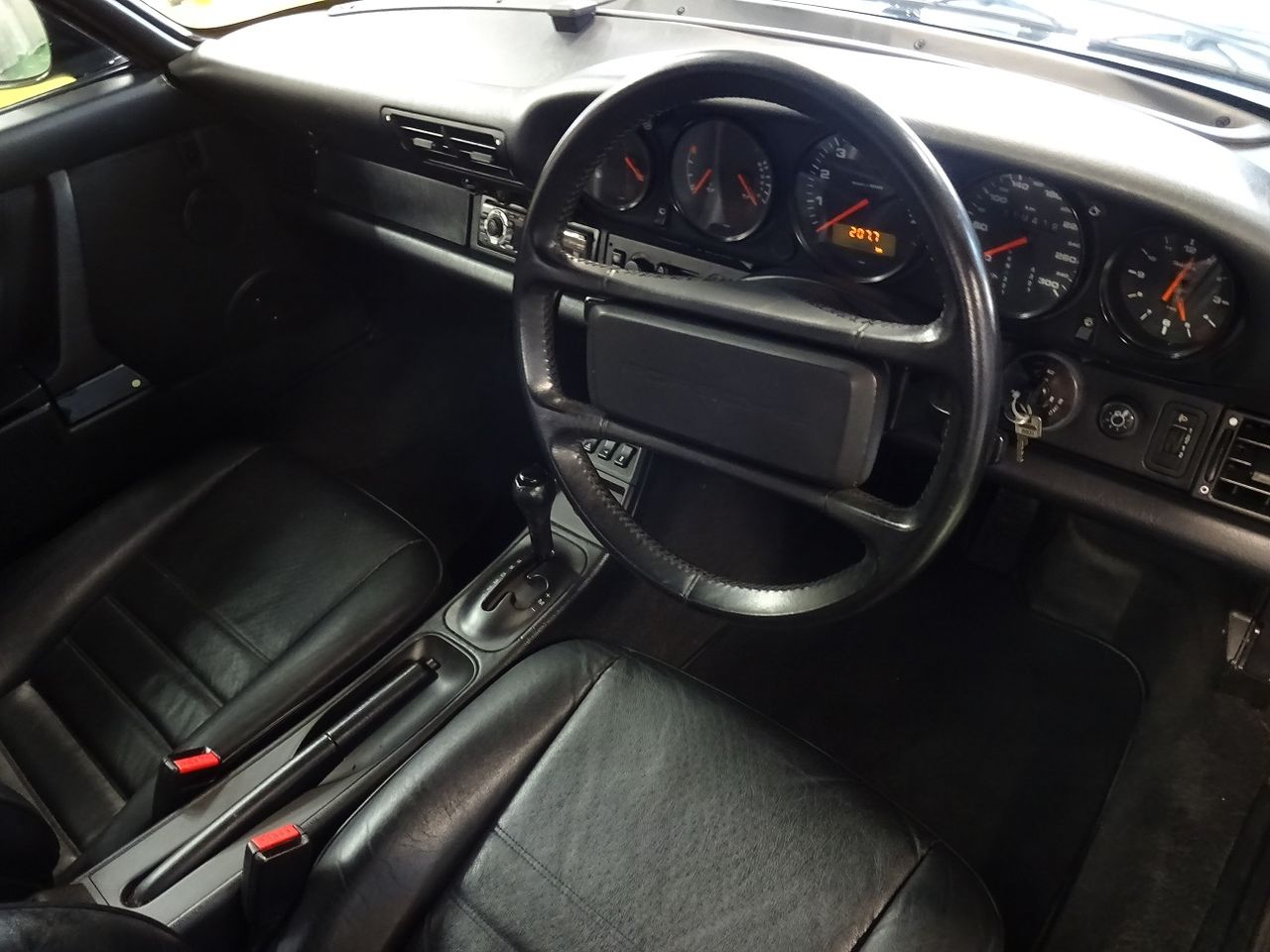 イイとこ取りのポルシェです ９６４右ハンドル ポルシェ中古車販売 Garage J