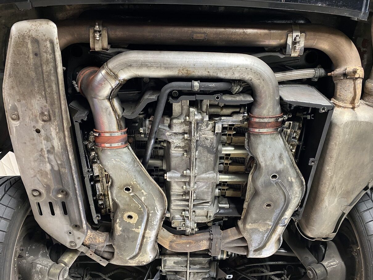 赤い９６４のエンジン下回り ポルシェ中古車販売 Garage J