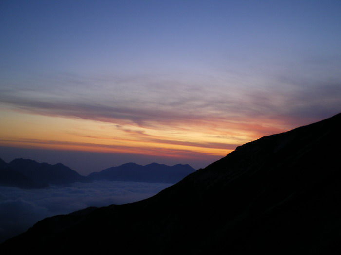 北アルプス唐松岳山頂で迎える夕暮れと日の出