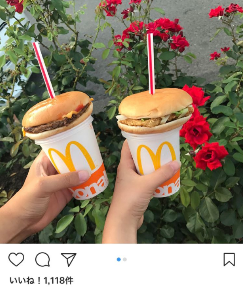 ハンバーガーをドリンクに刺してインスタにアップが流行 食べ物への侮辱 と批判殺到 ガールズ速報 がるそく ハンバーガーをドリンクに刺してインスタにアップが流行 食べ物への侮辱 と批判殺到 ガールズ速報 がるそく