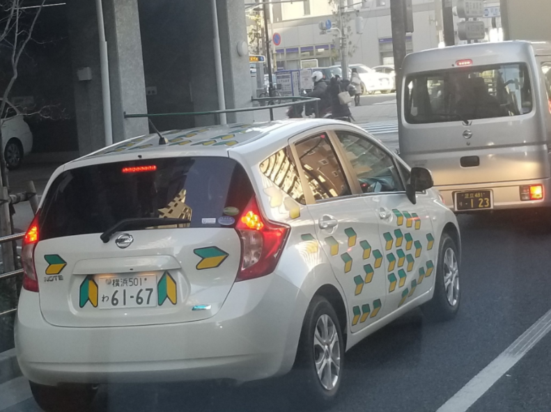 初心者マークを大量に付けた車現る 初心者ガチ勢 しかもレンタカーかよ ガールズ速報 がるそく