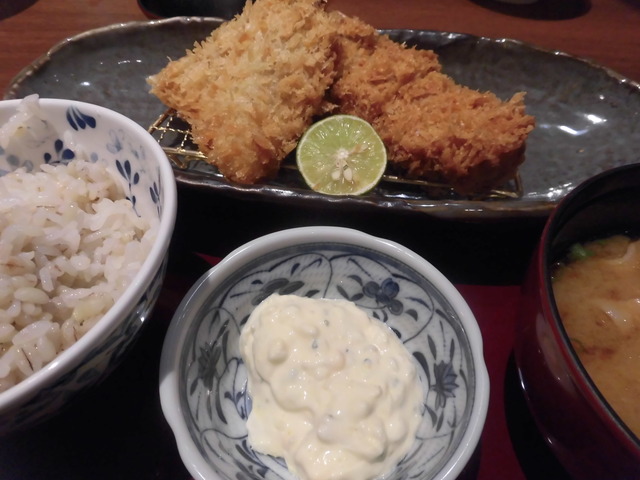 やまかつアジフライロースかつ定食