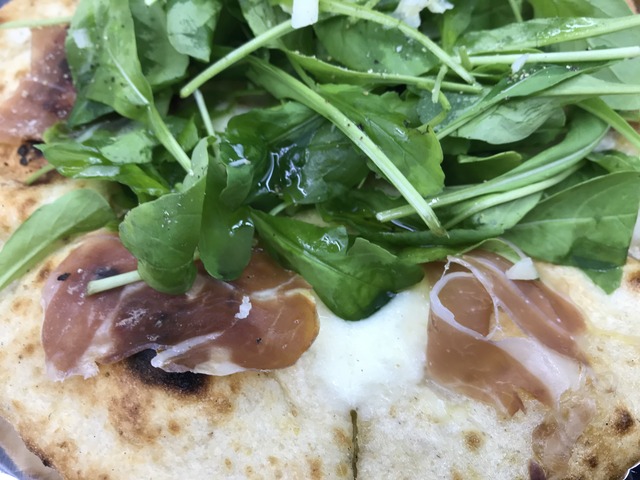 生ハムとルッコラのピザ1-1-3