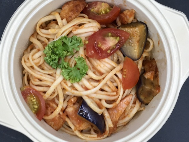 ベーコンと季節野菜のトマトソース生パスタ2
