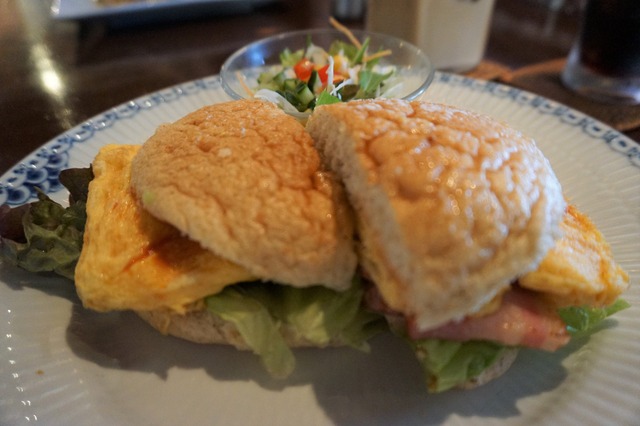 たまごとベーコンのサンド1