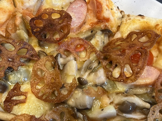 徳島レンコンとソーセージのピザ1-2-3