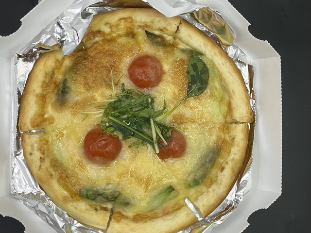 サーモンとアスパラのアンチョビピザ