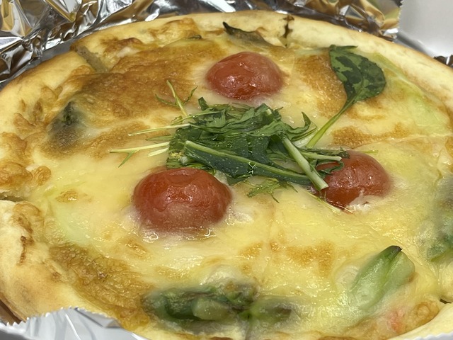 サーモンとアスパラのアンチョビピザ1-1-3