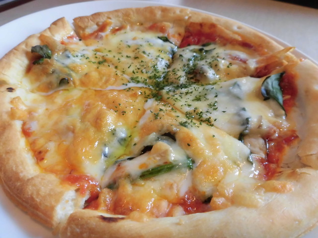 ピリ辛サラミとほうれん草のピザ2