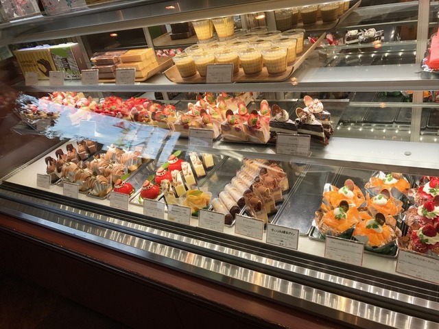 店内ショーケース1