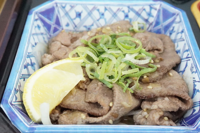 牛タン炙りカルパッチョ