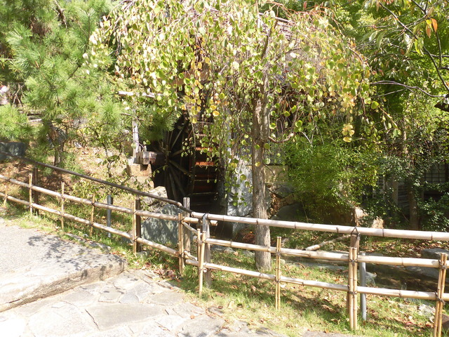 わらや店外水車