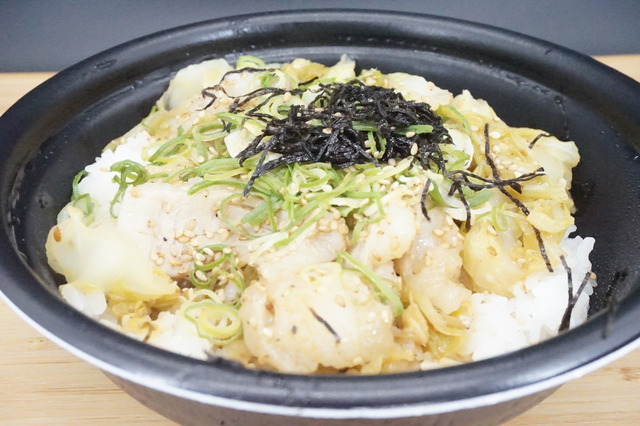 ホルモン丼1