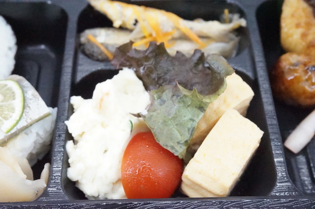 幕の内弁当ポテサラ