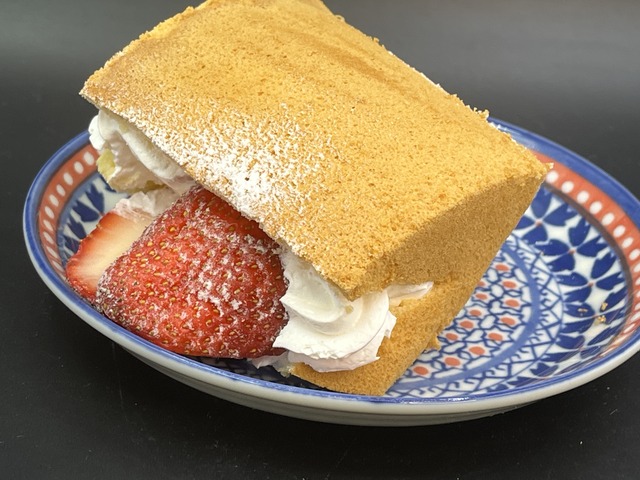 苺をはさんだシフォンケーキ1