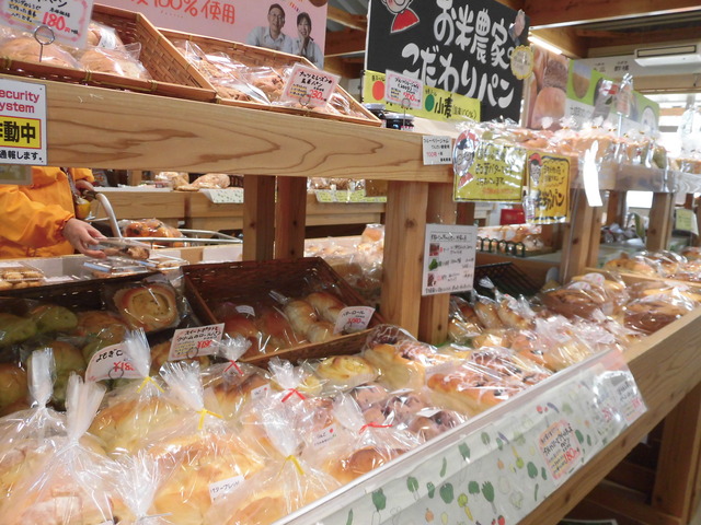 店内お米農家のパン